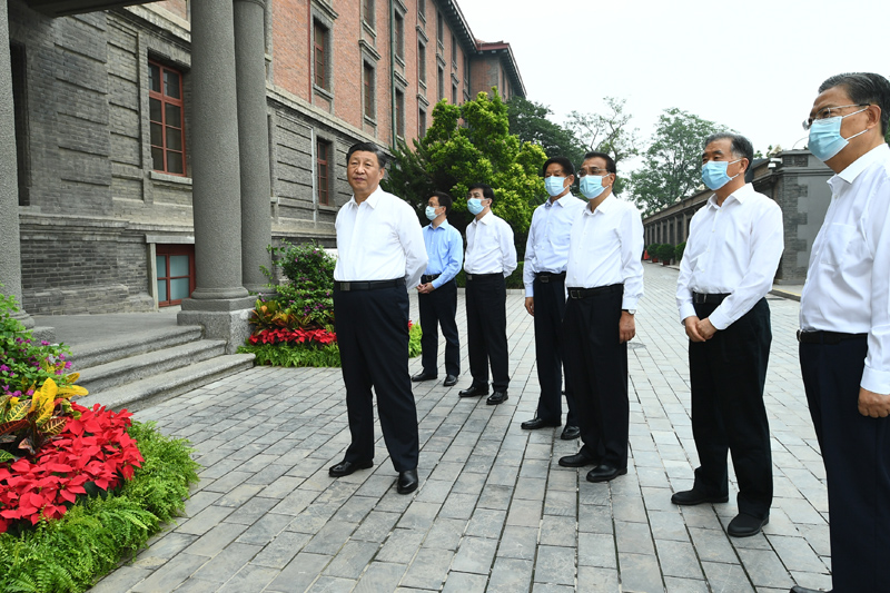 6月25日,中共中央政治局就用好红色资源、赓续红色血脉举行第三十一次集体学习。这次集体学习采取参观和讨论相结合的形式,这是习近平、李克强、栗战书、汪洋、王沪宁、赵乐际、韩正等在北大红楼参观“光辉伟业 红色序章——北大红楼与中国共产党早期北京革命活动主题展”。新华社记者 谢环驰 摄