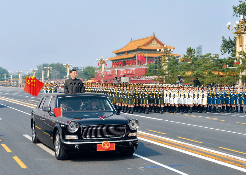 2019年10月1日,庆祝中华人民共和国成立70周年大会在北京天安门广场隆重举行。这是中共中央总书记、国家主席、中央军委主席习近平检阅受阅部队。 新华社记者 李涛/摄